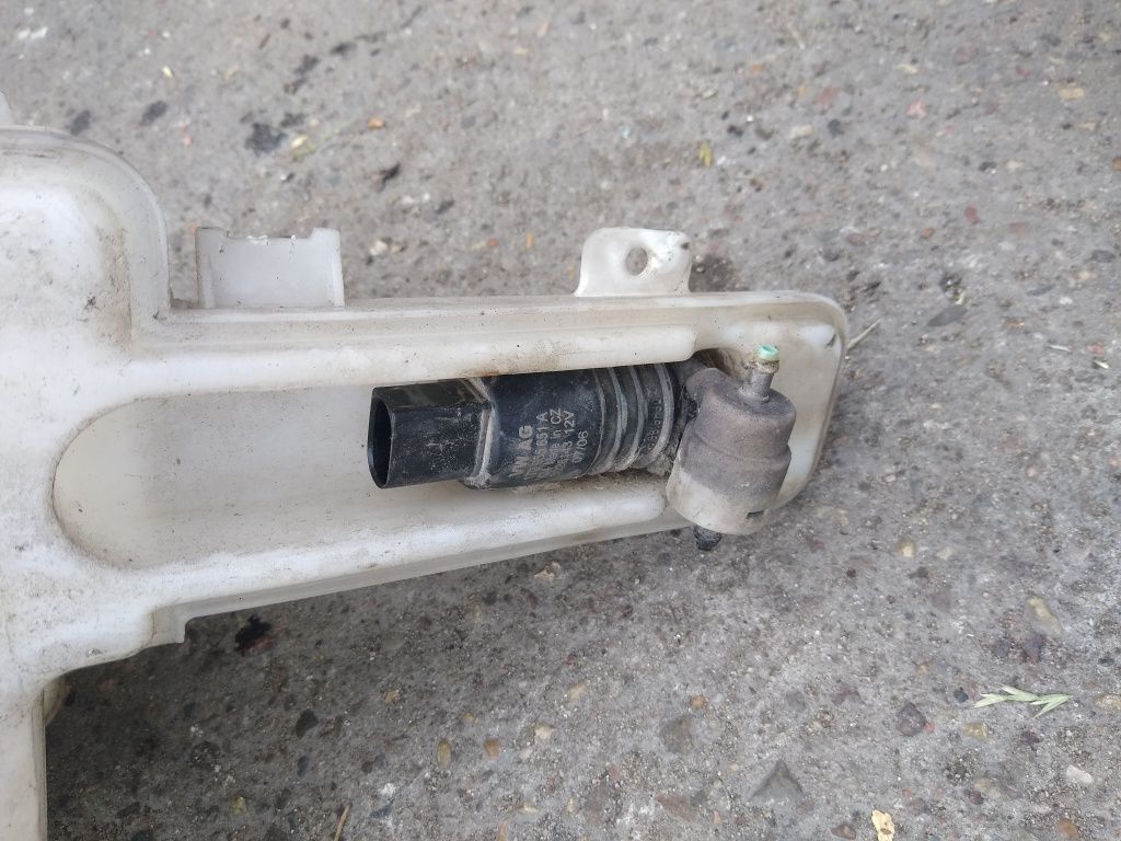 Zbiorniczek spryskiwaczy pompka VW Passat B6 oryginał komplet
