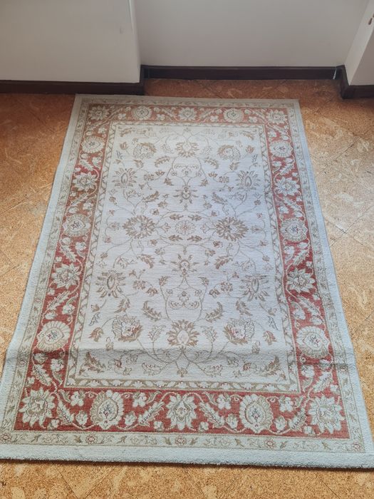 Tapete decorativo em beje e salmão