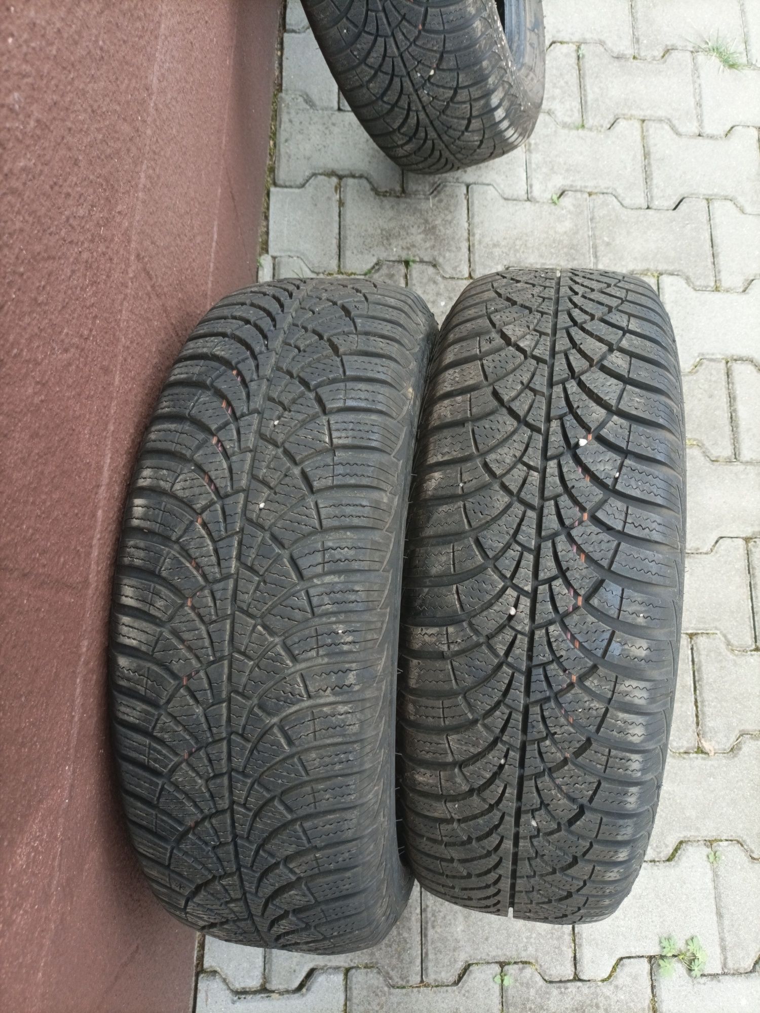 Opony zimowe Goodyear 195/60R15.