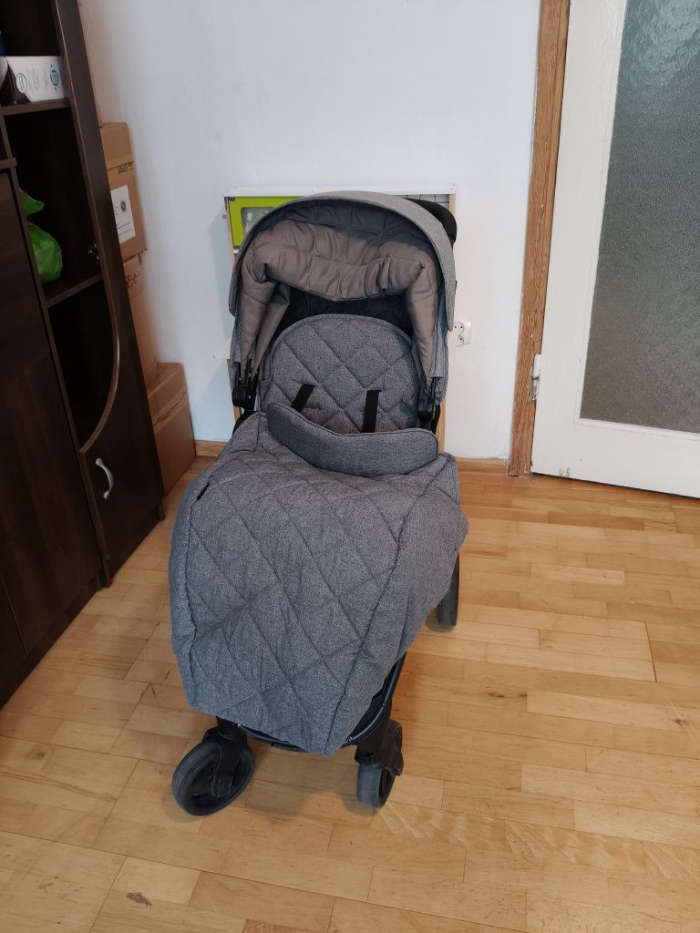 Wózek spacerowy dla chłopca i dziewczynki.