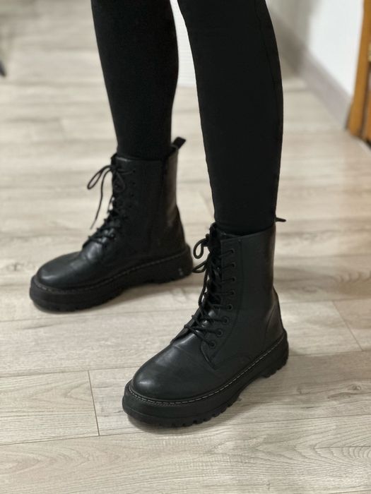 Шкіряні чоботи на шнурівці