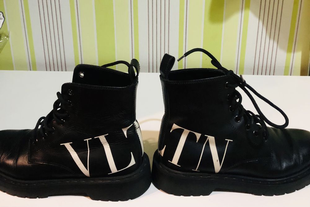Женские Черные ботинки Valentino Garavani с брендовым принтом