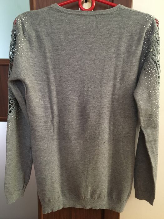 Szara bluzka damska z cekinami i wyciętymi ramionami