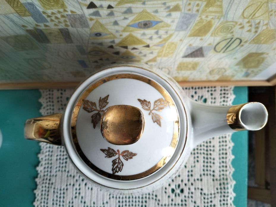 Porcelanowy dzbanek ze złoceniami; Karolina; okres PRL; ok.21cm. wys.