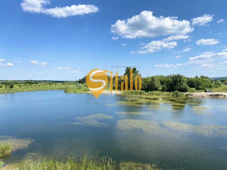 Кутова ділянка біля Київських Карпат та озера в Підгірцях