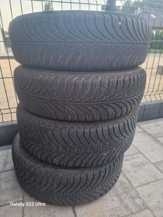 Zimowe opony Goodyear na felgach stalowych – 2 sztuki