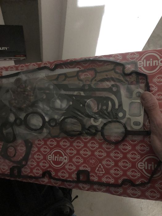 Сальники клапанів Elring