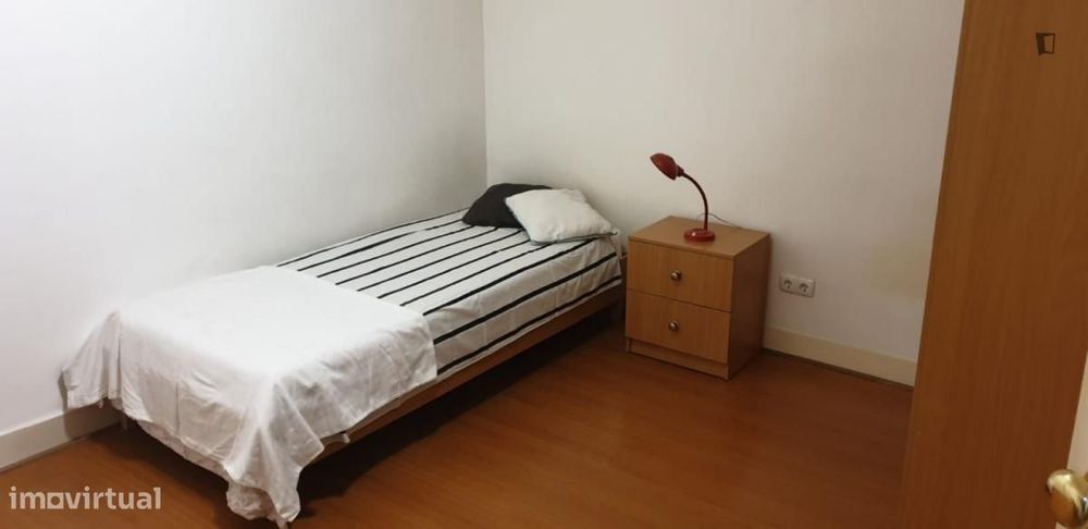 Quarto - localizado em Arroios Lisbon