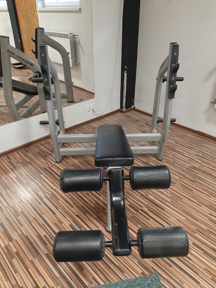 Ławka pod sztangę olimpijska, skośna dół  firmy Bauer Fitness