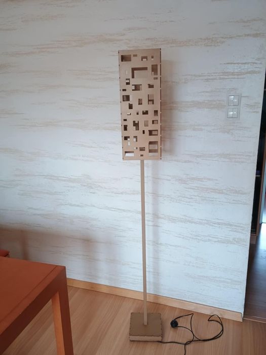 Lampa geometryczna stojąca