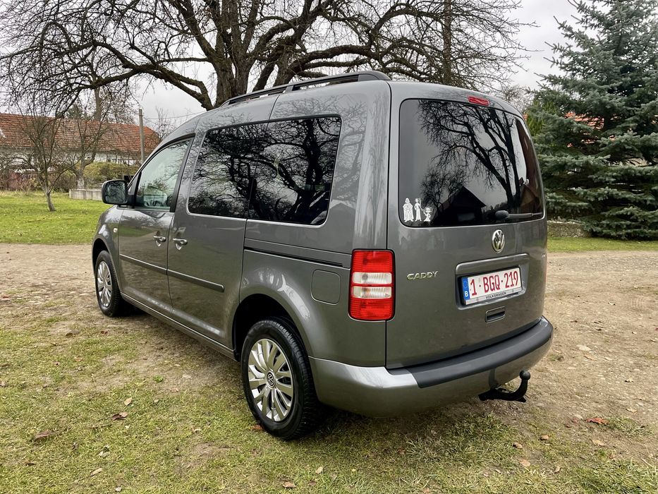 Свіжопригнаний кадді,7 місць