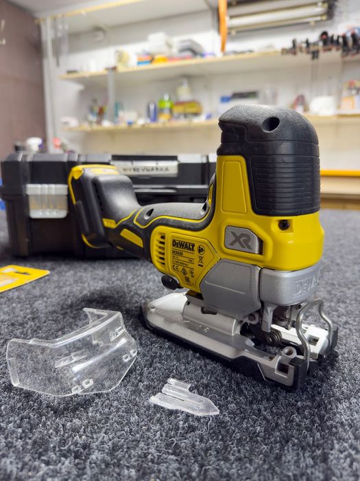 Wyrzynarka DeWalt DCS335  Używana, ale w bardzo dobrym stanie!