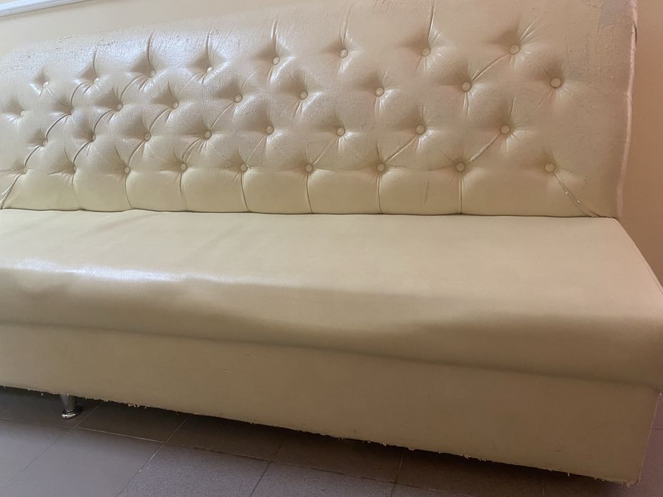Продам диван молочного кольору