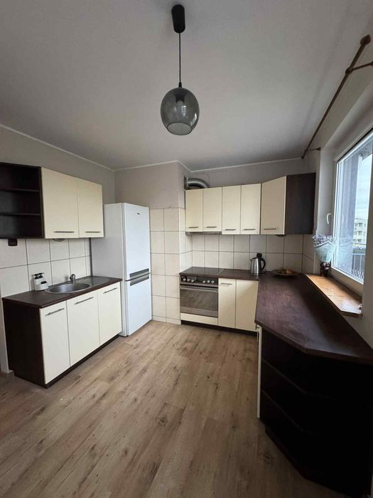 Elegancka kuchnia o jasnobrązowych frontach