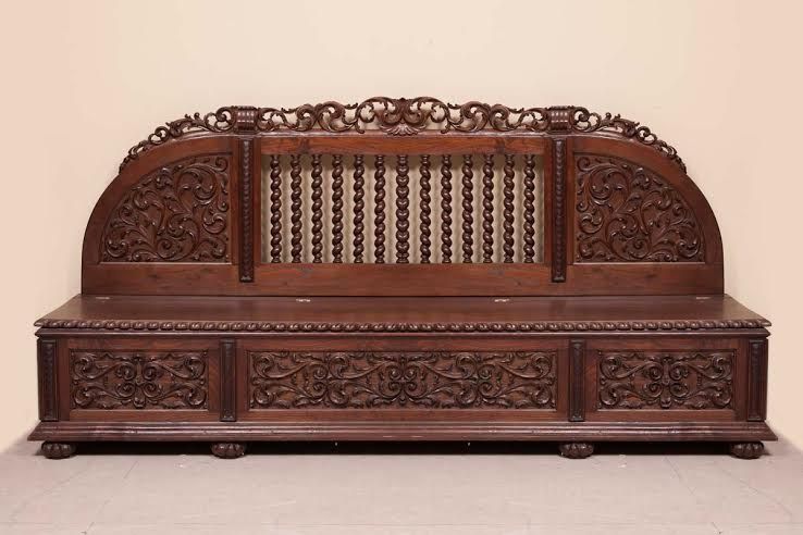 Mesa de abas antiga em madeira entalhada