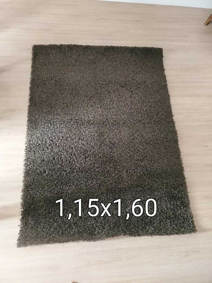 Conjunto carpetes e tapetes castanhos em bom estado
