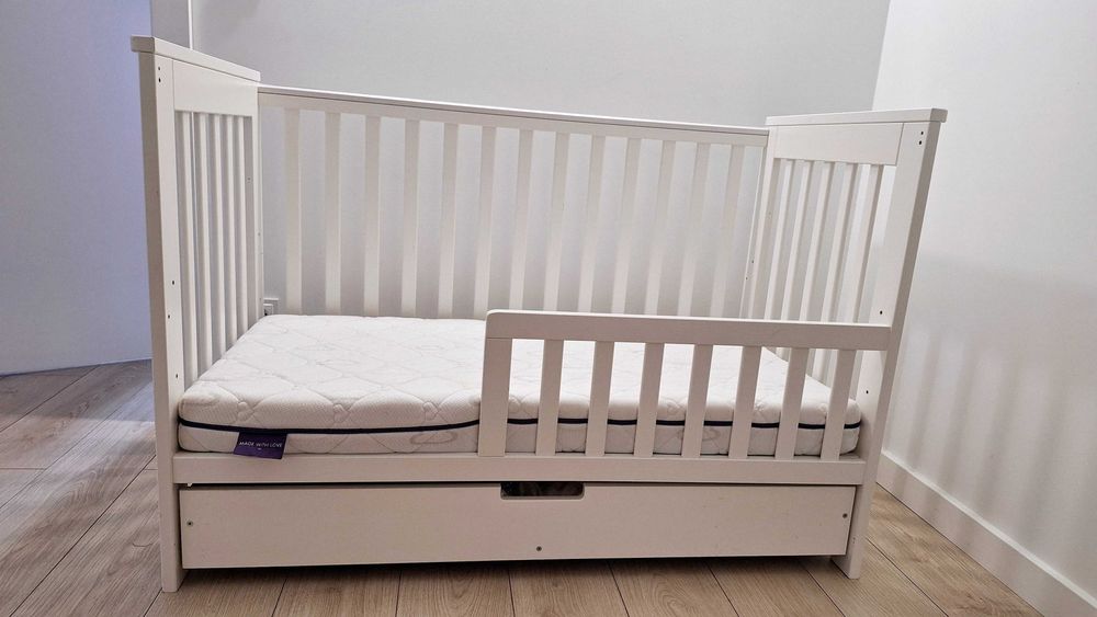 Łóżeczko dziecięce drewniane z materacem - praktycznie nieużywane