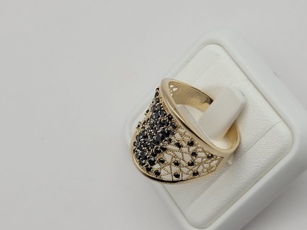 Nowy złoty pierścionek złoto próby 585, cyrkonie czarne rozmiar 17