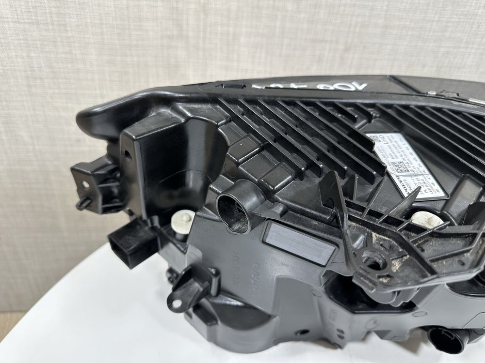 Фара передняя левая Volvo XC60 2 (2017-2024г.) 32342516