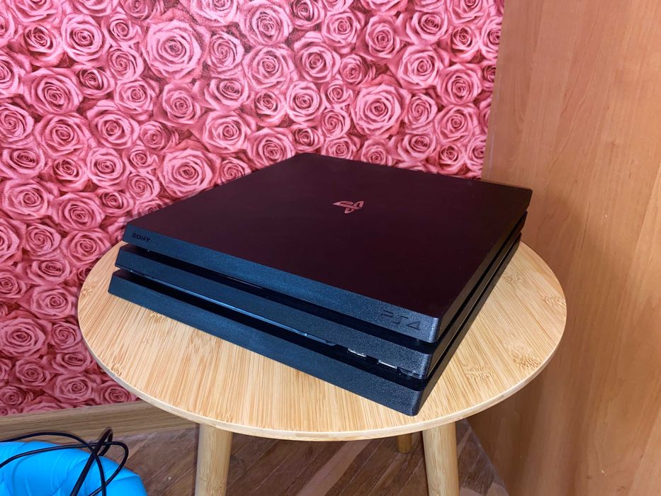 PlayStation 4 Pro (1 TB) + 2 оригінальні геймпади + док-станція + гра