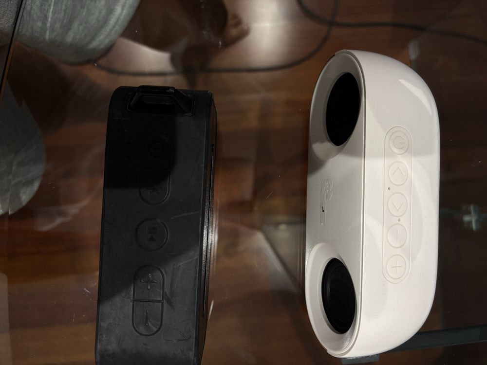 Colunas de som uma JbL, out da a marca branxa