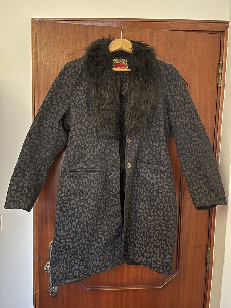 Casaco de padrão de leopardo e gola de pelo sintético