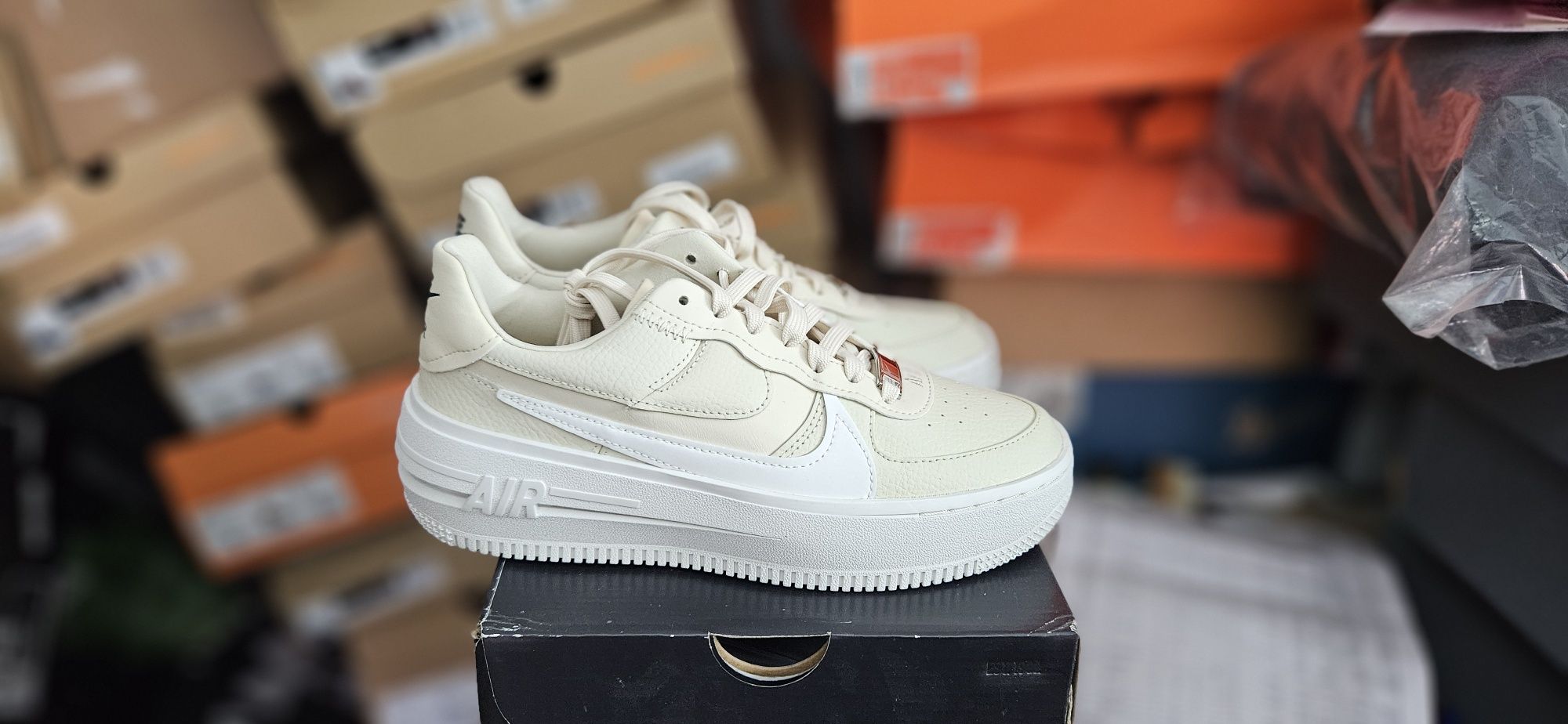 Кроссовки Nike W Af1 Plt.af.orm (DJ9946-200). РОЗМІР 37.5