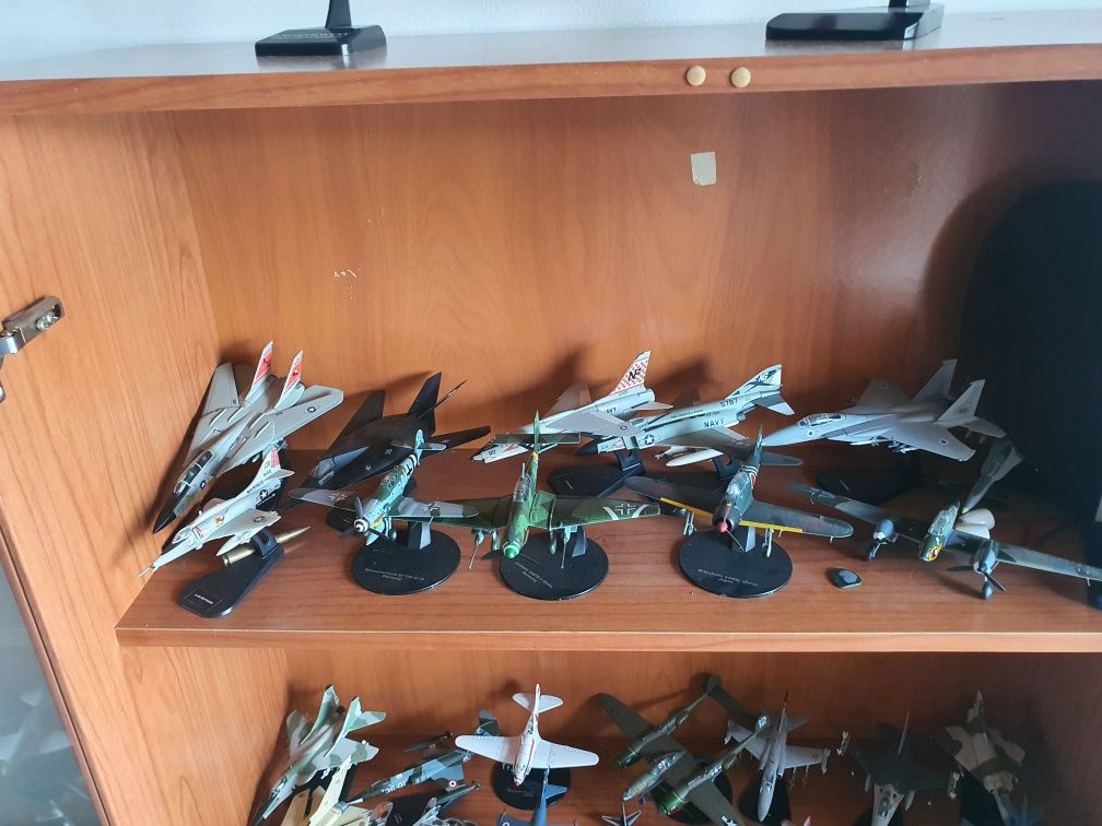 Vendo móvel com coleção de aviões e helicópteros de guerra