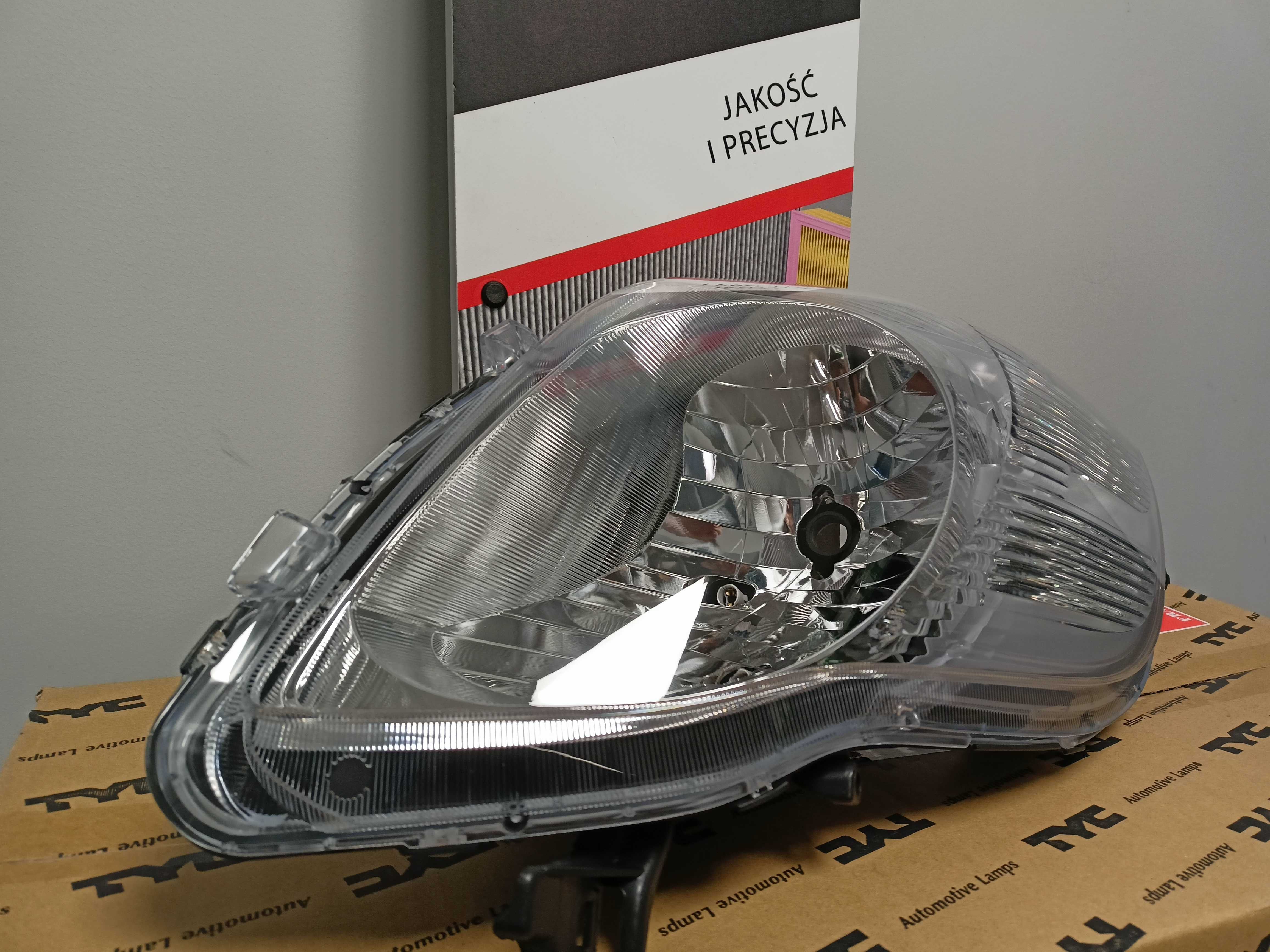 Toyota Yaris 2 09-14 Lampa/Reflektor przód prawy /H4 kpl h4 GRATIS