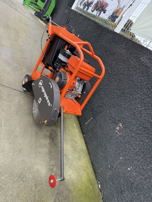 Cortador de asfalto com deposito de agua