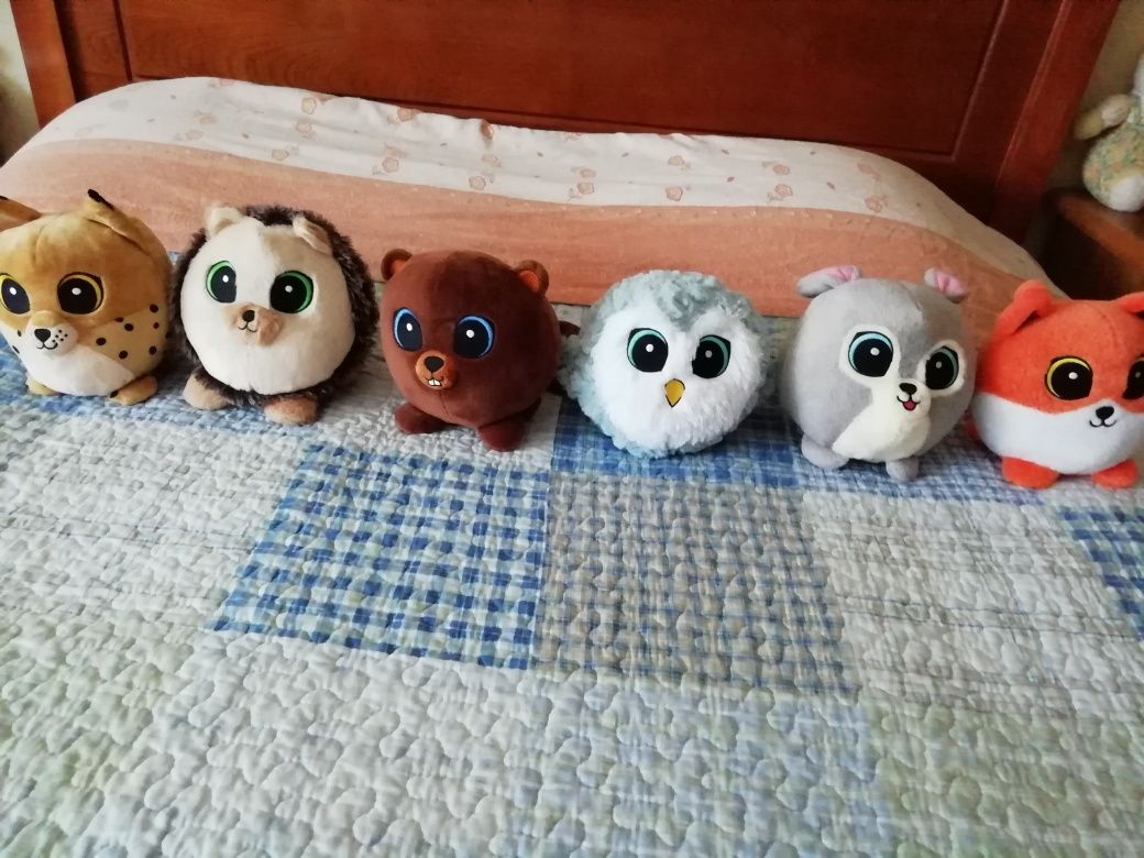 Várias peluches de várias colecçães