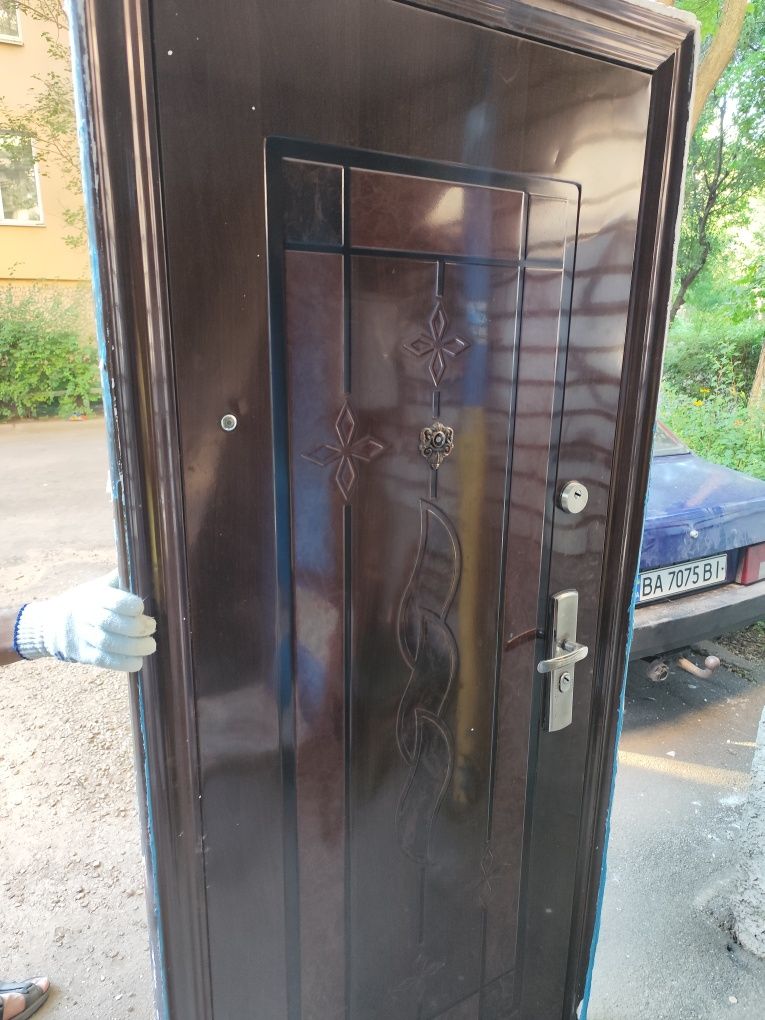Продам двері вхідні та міжкімнатні  нові та бу і дерев'яні і металеві