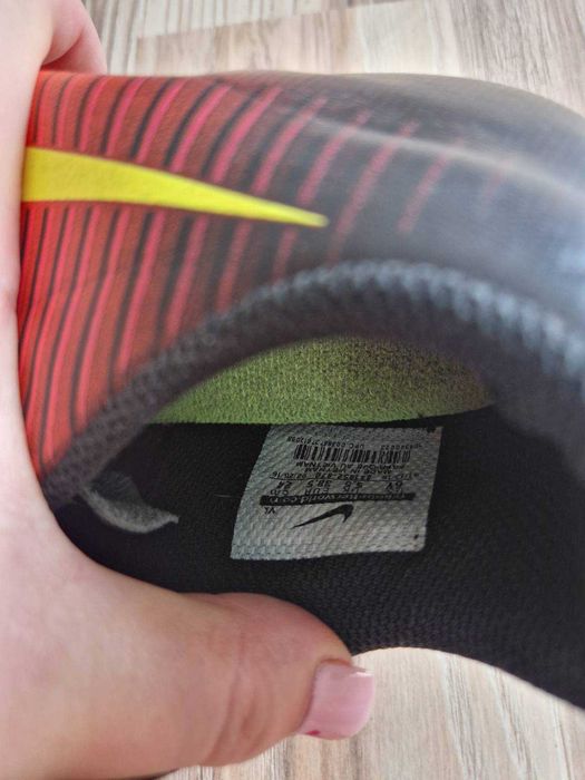Buty piłkarskie korki Nike rozm. 38.5