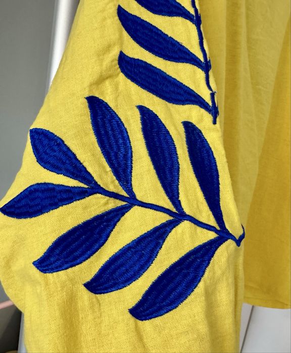 Вишиванка жовта з синім візерунком