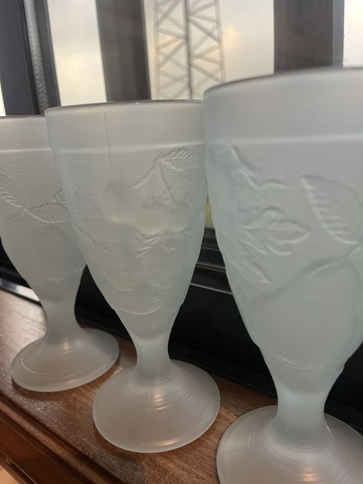 Conjunto de quatro taças. Excelente para o Natal.