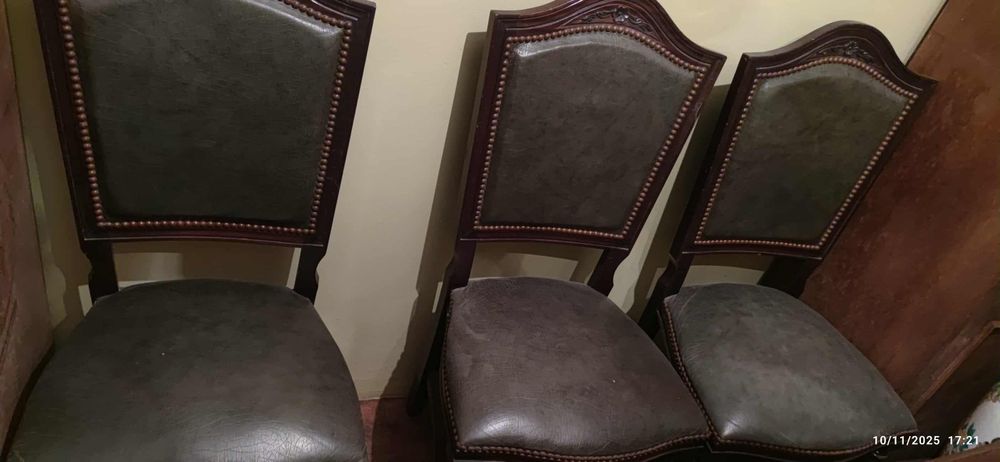 Cadeiras mais mesa de sala