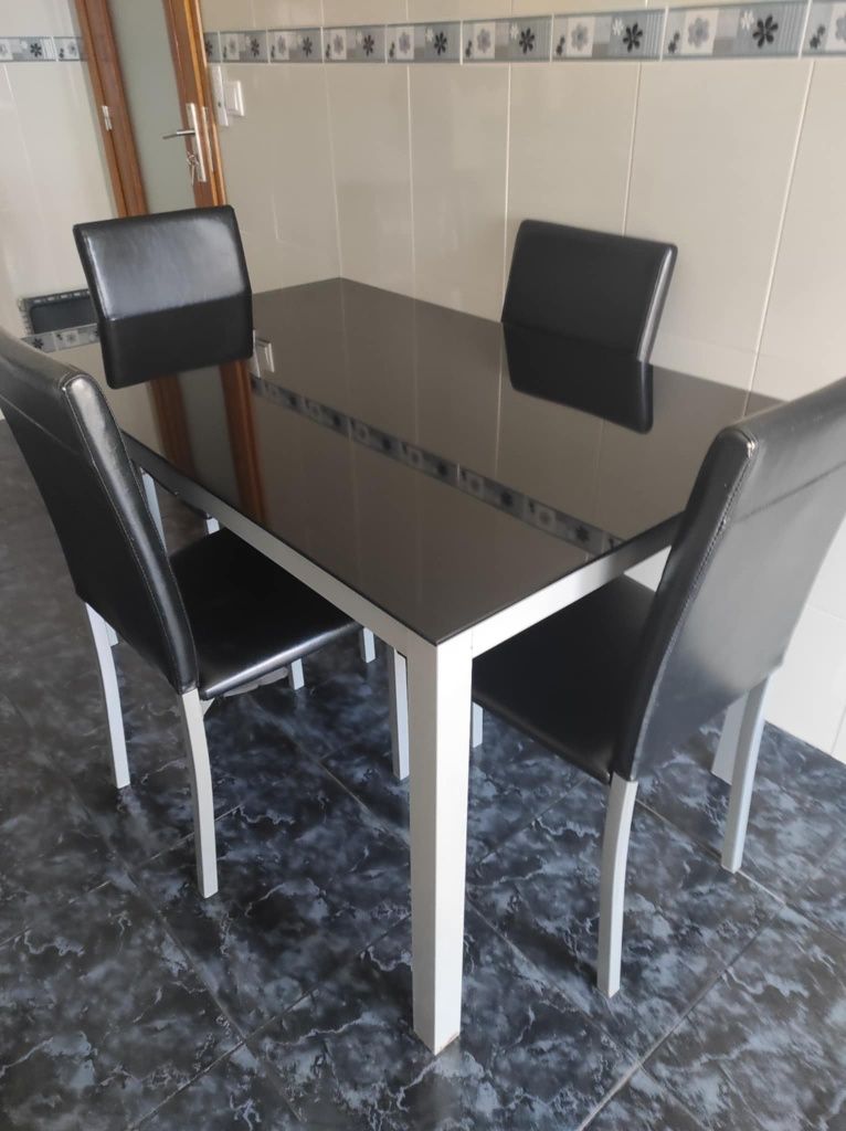 Mesa de vidro preto + 4 cadeiras