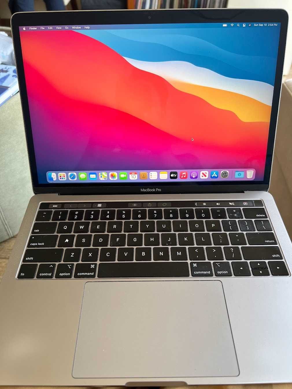 Apple Macbook Pro 13" 2.3Ghz Quad-Cord i5, TouchBar 8GB ram, 256GB SSD