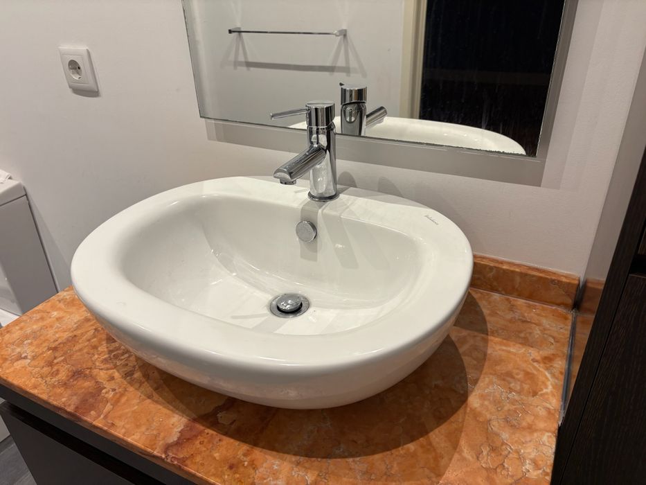 Conjunto de casa de banho com pedra e lavatório integrado