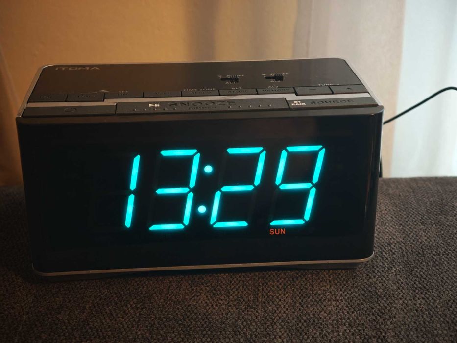 Cyfrowy budzik radiowy z głośnikami , bluetooth , radiem fm