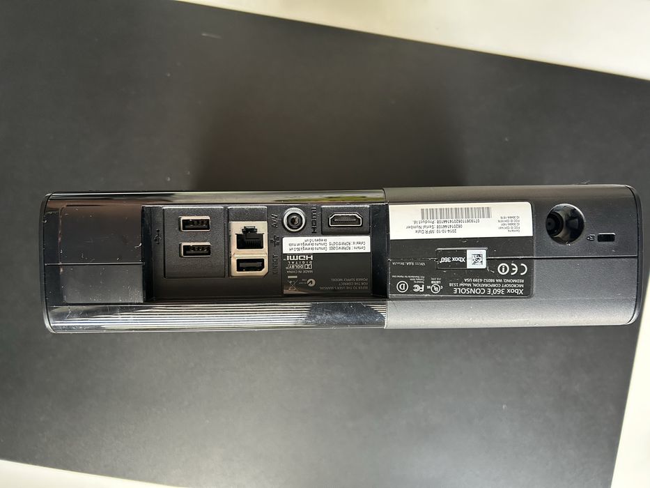 Xbox 360 w zestawie z padem, grami oraz sensor kinect