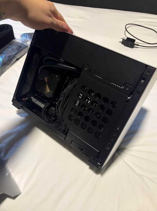 Torre Gaming ITX - RTX 4070Ti / Ryzen 5 8400f