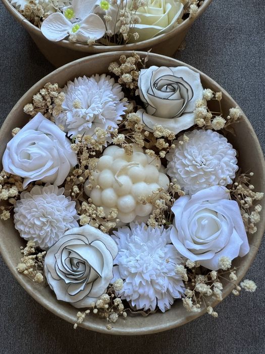 Zestaw prezentowy kwiaty mydlane, świeca sojowa