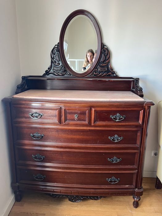 Cômoda Antiga com Espelho em Madeira Trabalhada e Tampo de Mármore