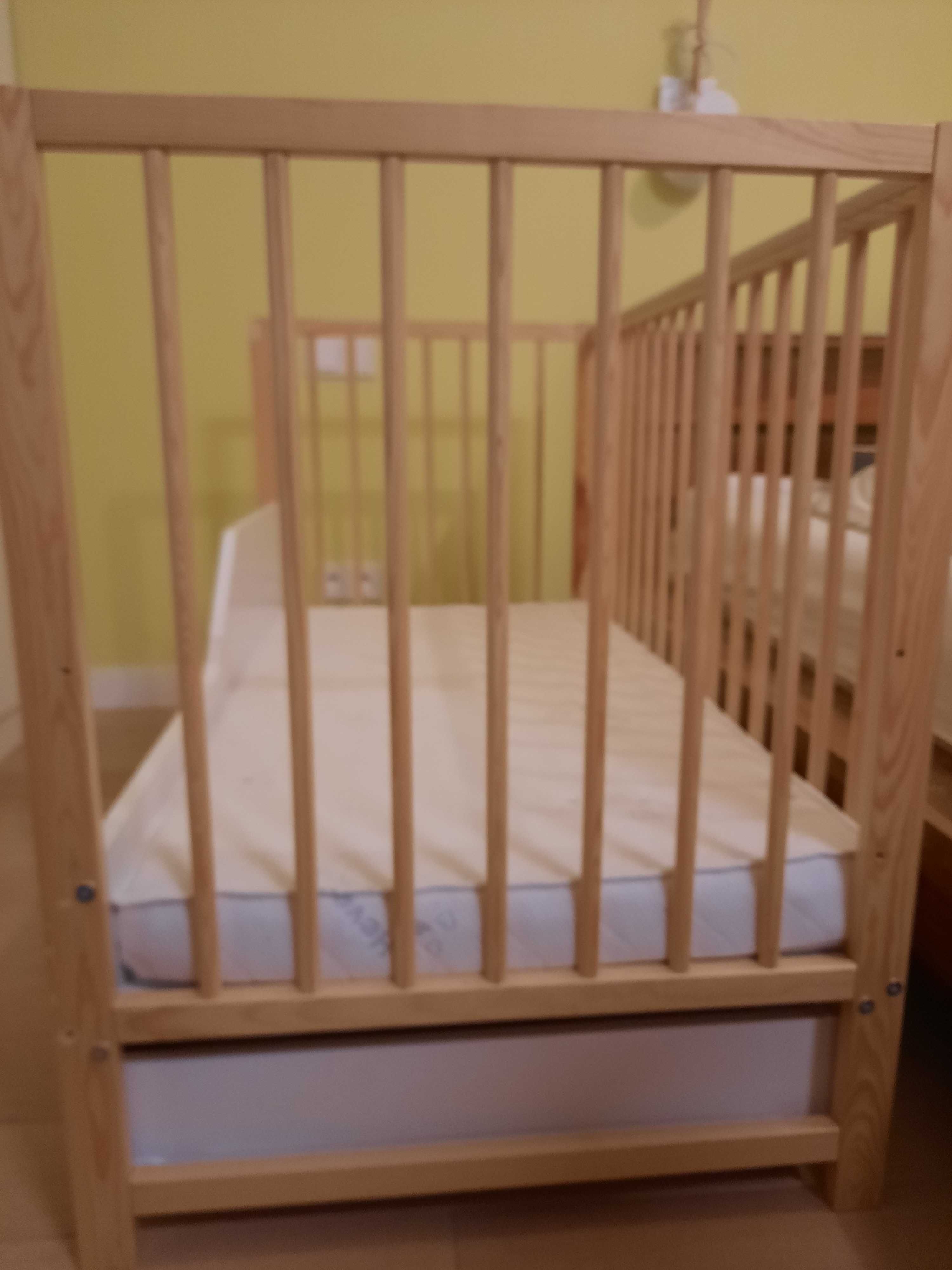 Sosnowe łóżeczko dla niemowlaka + materac bardzo dobrej jakości