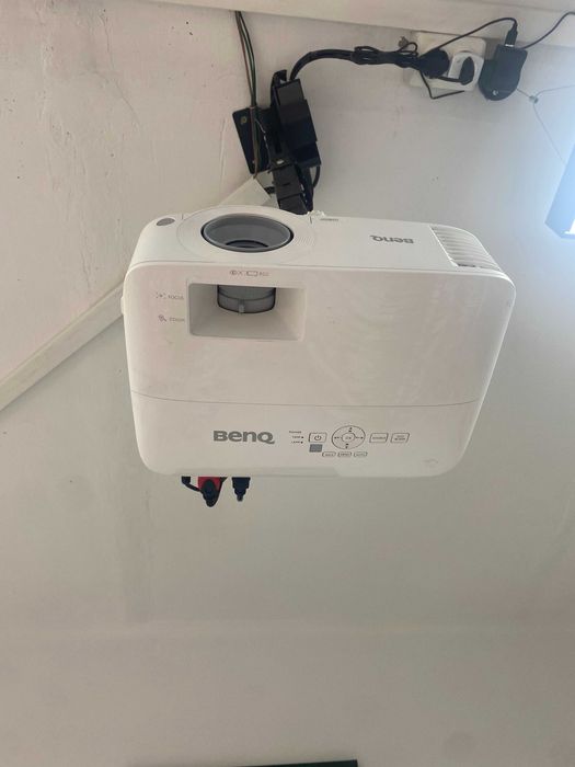 Проектор Benq TH 550 з пультом керування і кріпленням