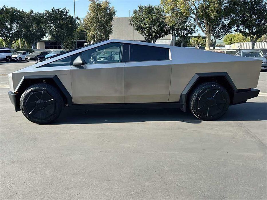 Tesla Cybertruck Crew Cab      2024