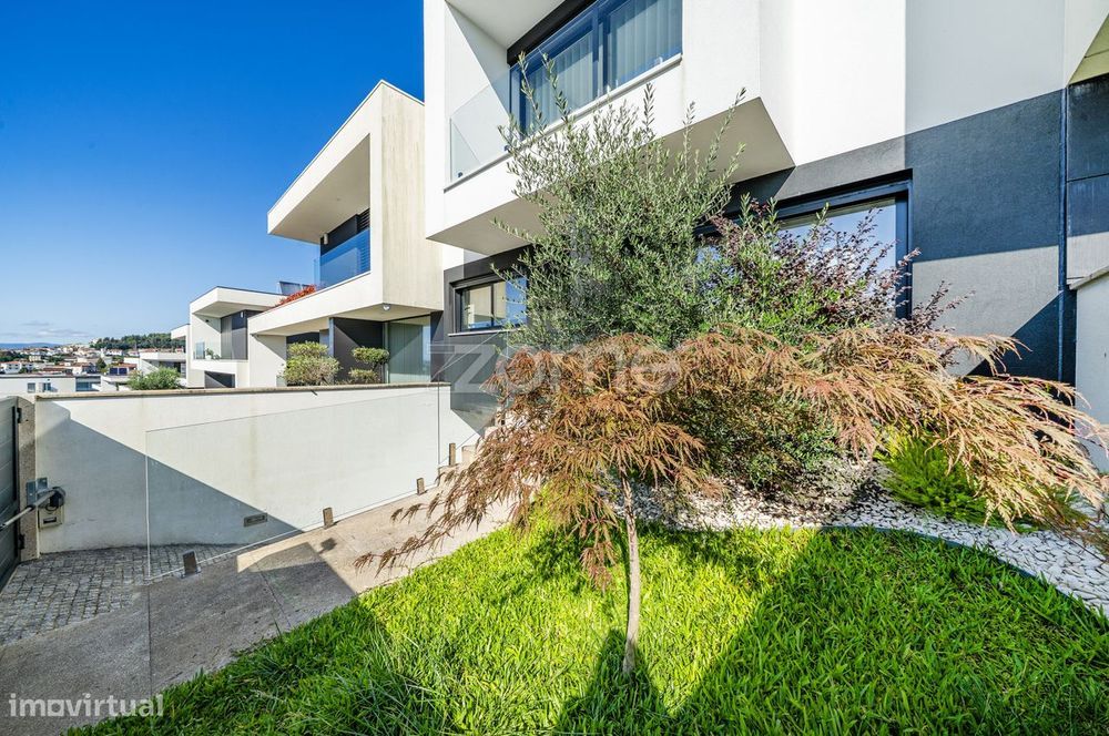 Moradia T3+1 moderna em Lomar com 3 suites, logradouro e garagem