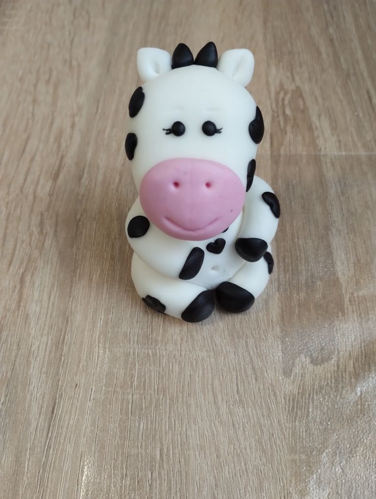 Krówka figurka dekoracja na tort z masy cukrowej