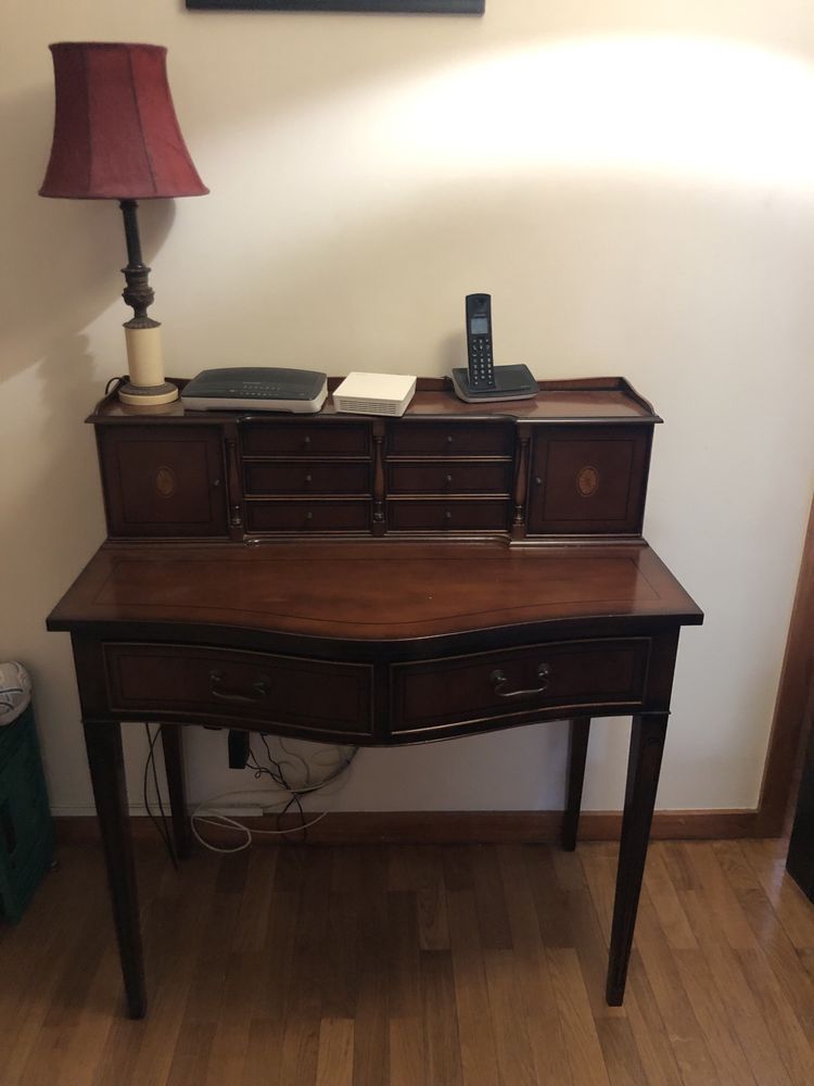 Mesa estilo escrevaninha